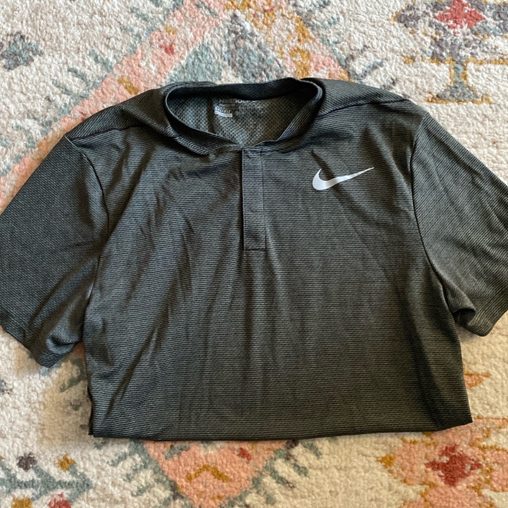 Men’s Nike Golf Shirt- Medium